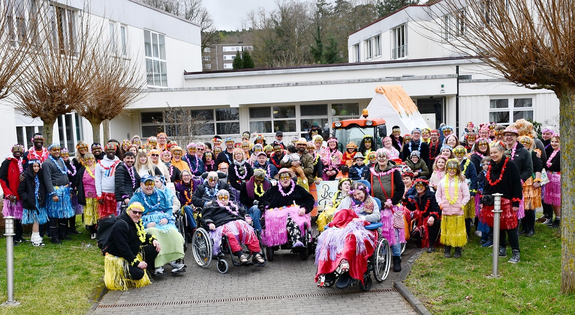 Traditionsgemäß stellte sich ein Großteil der Karnevalszugteilnehmer des Sozialwerks der Communio in Christo am Tulpensonntag vor den Pflegeinrichtungen in Mechernich zum Gruppenbild auf. (c) Foto: Manfred Lang/pp/Agentur ProfiPress