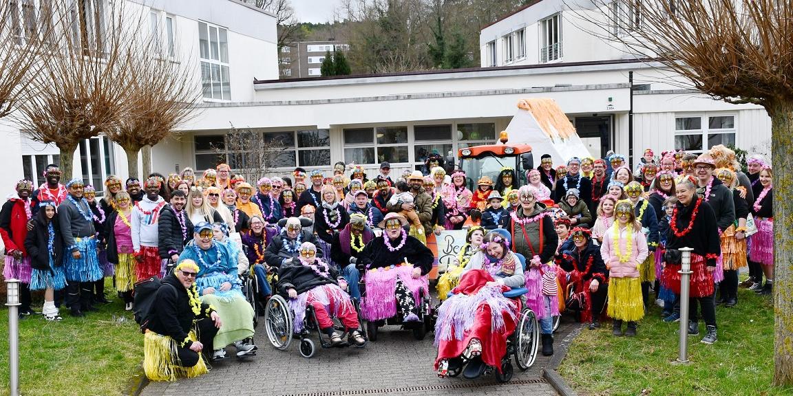 Traditionsgemäß stellte sich ein Großteil der Karnevalszugteilnehmer des Sozialwerks der Communio in Christo am Tulpensonntag vor den Pflegeinrichtungen in Mechernich zum Gruppenbild auf.