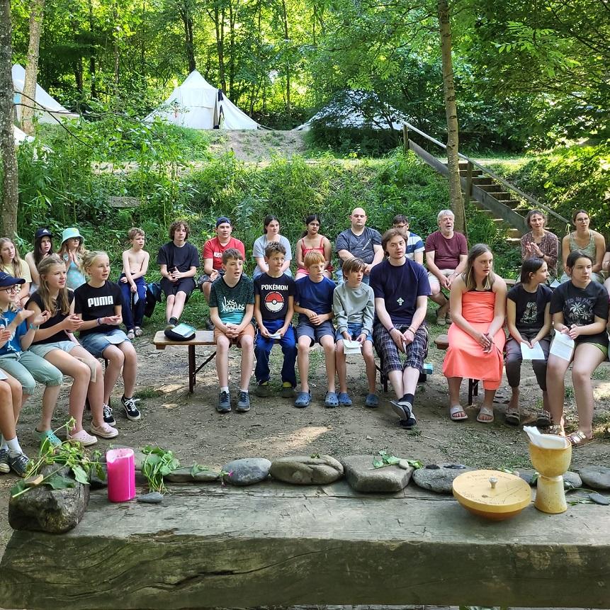 Mit dem ehemaligen Jugendseelsorger Hardy Hawinkels feiern die Kinder und Jugendlichen jedes Jahr im Zeltlager „Camp St. Agnes“ einen Gottesdienst.