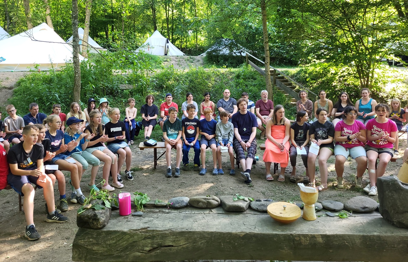 Mit dem ehemaligen Jugendseelsorger Hardy Hawinkels feiern die Kinder und Jugendlichen jedes Jahr im Zeltlager „Camp St. Agnes“ einen Gottesdienst. (c) Foto: Manfred Lang/pp/Agentur ProfiPress