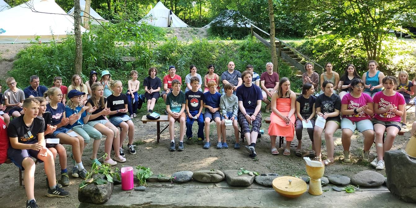 Mit dem ehemaligen Jugendseelsorger Hardy Hawinkels feiern die Kinder und Jugendlichen jedes Jahr im Zeltlager „Camp St. Agnes“ einen Gottesdienst.