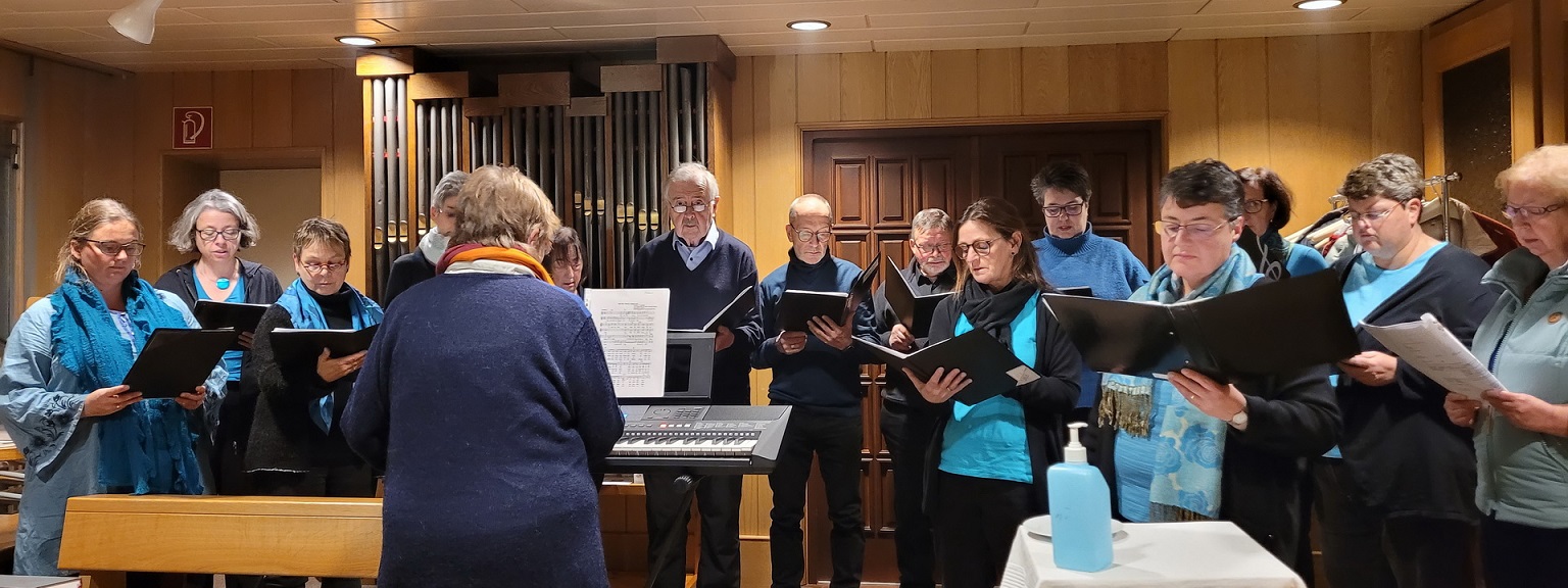 Die zum Gottesdienst passende Musik steuerten Reinhild Jovari aus Lommersdorf an der Orgel und ihr Chor „Kuimba“ bei. (c) Foto: Sabine Roggendorf/pp/Agentur ProfiPress