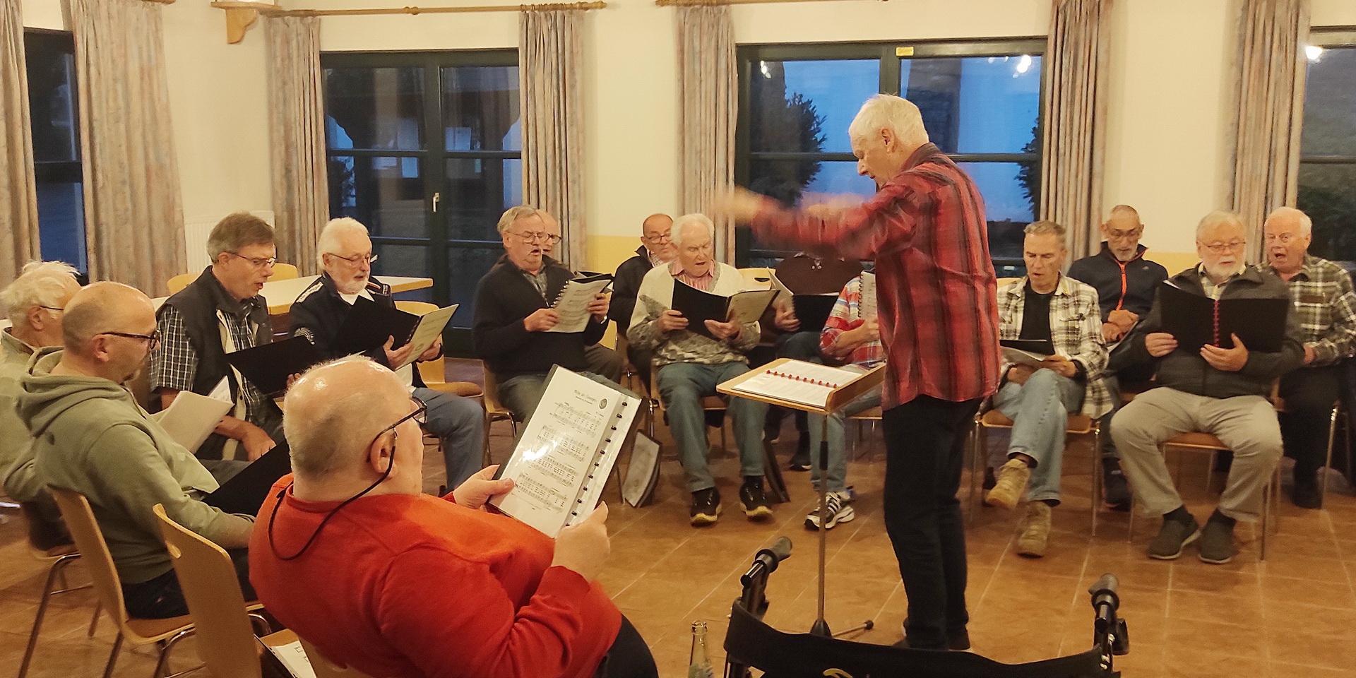 Aus Anlass der „Woche der offenen Chöre“ vom 22. bis zum 28. September waren nicht nur aktive Sänger zur Chorprobe eingeladen, sondern auch Neugierige, die einmal am Notenpult stehen und Probenatmosphäre schnuppern wollten.