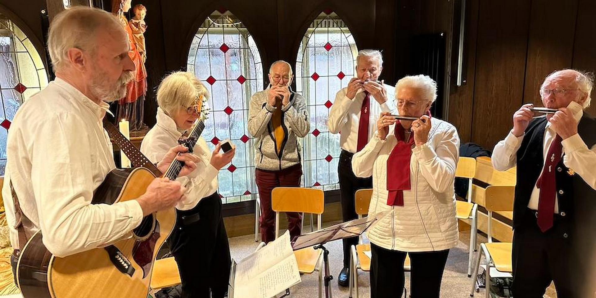 Die Mundharmonikagruppe „Harmonica Sounds“ aus Euskirchen begeisterte die Besucher in der Hauskapelle der Communio in Christo mit klassischen englischen und deutschen Weihnachtsliedern nach der Messe am ersten Weihnachtstag.