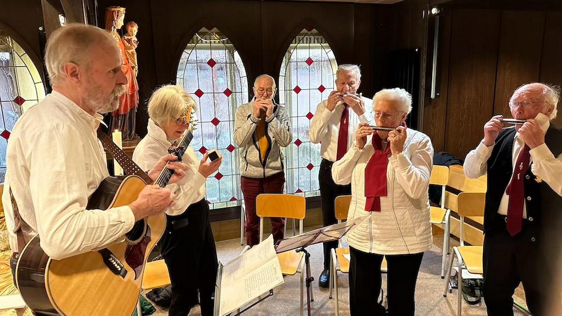Die Mundharmonikagruppe „Harmonica Sounds“ aus Euskirchen begeisterte die Besucher in der Hauskapelle der Communio in Christo mit klassischen englischen und deutschen Weihnachtsliedern nach der Messe am ersten Weihnachtstag.