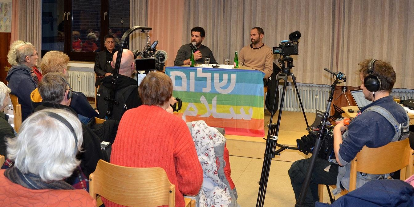 Osama Iliwat aus Palästina (l.) und Rotem Levin aus Israel gehören der Initiative „Combatants for Peace“ („Kämpfer für den Frieden“) an. Sie sprachen am Wochenede im Mechernicher Johanneshaus über den Konflikt im Nahen Osten und ihre eigenen Geschichten.