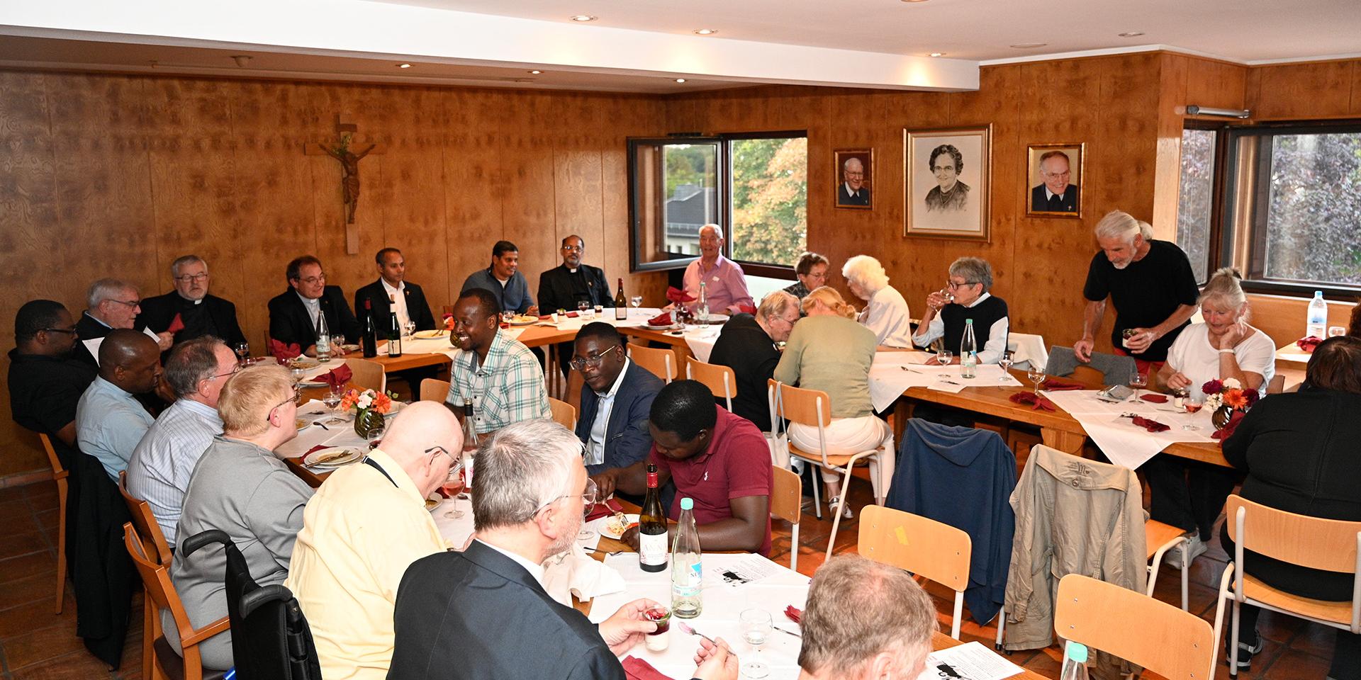 Priester, Schwestern, Seminaristen und Freunde aus verschiedenen Ländern feierten beim jüngsten Communio-Treffen in Mechernich die Liebe und vielfältige Gemeinschaft ihres Ordo.