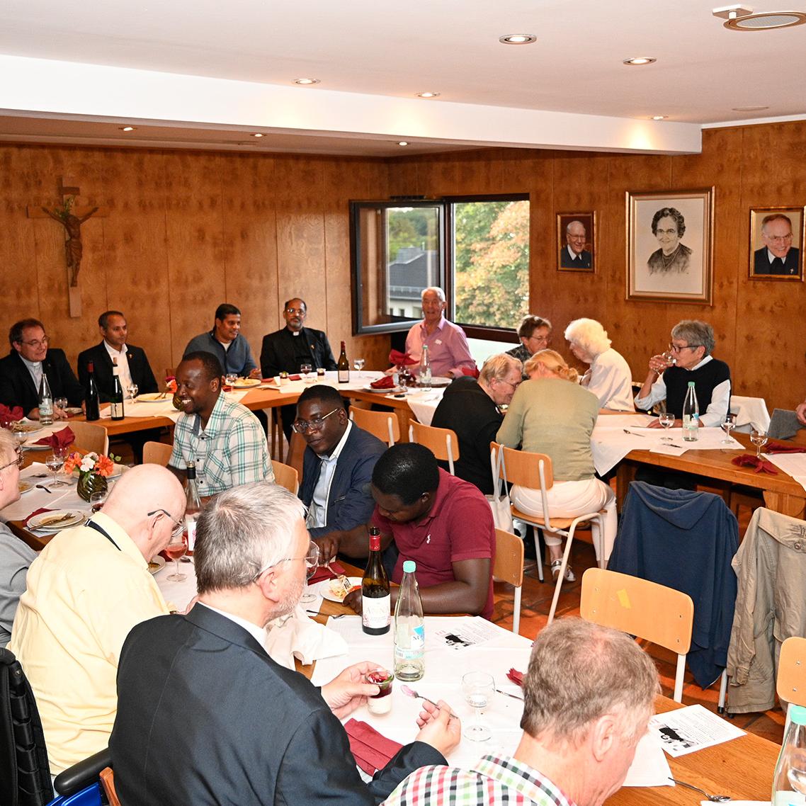 Priester, Schwestern, Seminaristen und Freunde aus verschiedenen Ländern feierten beim jüngsten Communio-Treffen in Mechernich die Liebe und vielfältige Gemeinschaft ihres Ordo.