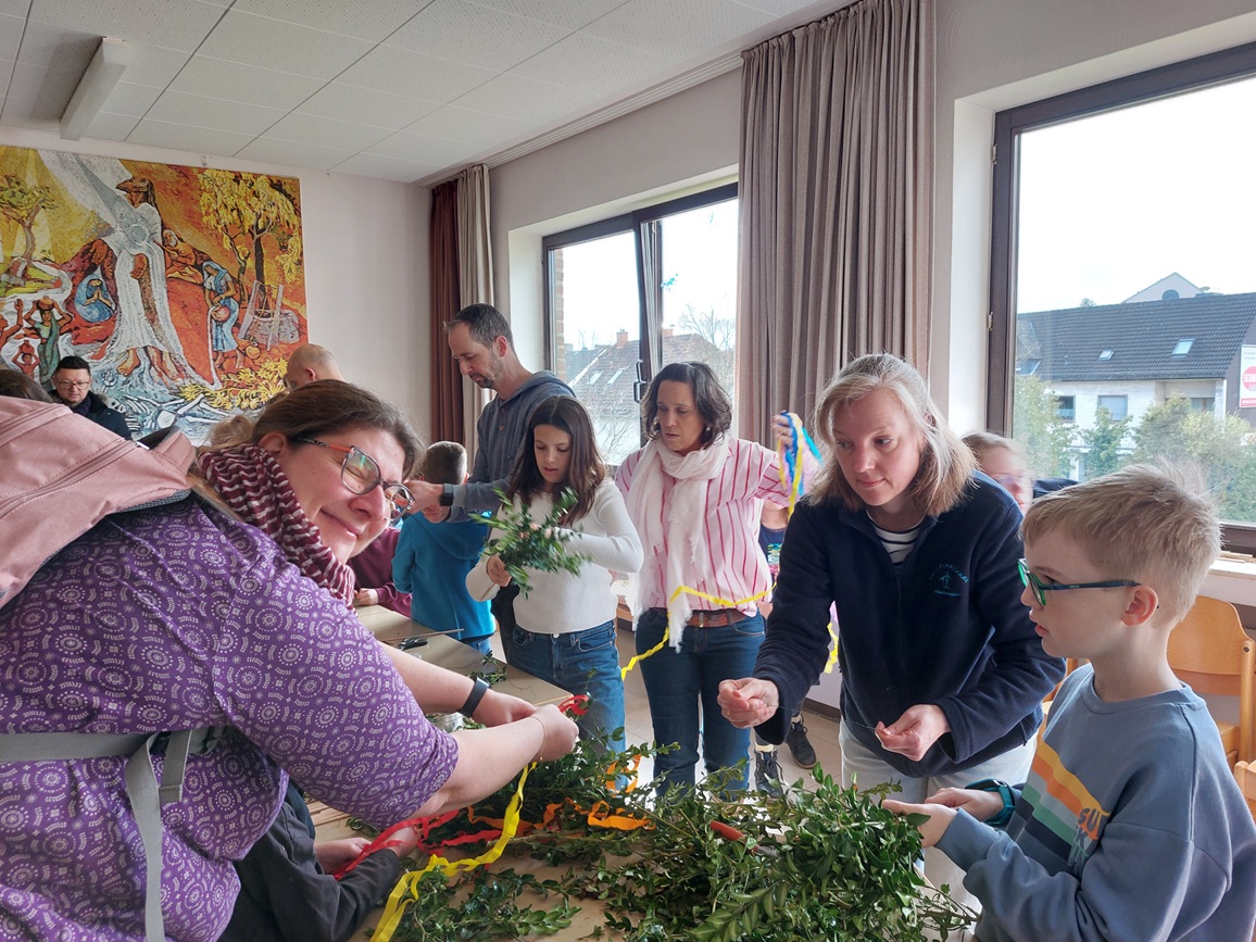 Hier wird fleißig gebastelt (c) Familienmesskreis Mechernich