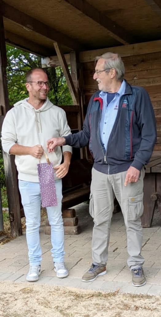 Ortsbürgermeister Emonds ehrte besonders Daniel Schnoor, den Geschäftsführer der traditionsreichen Holzheimer Bauunternehmung Samples GmbH, für seinen Einsatz: „Ohne ihn wäre das alles hier nicht zu realisieren gewesen.“ (c) Foto: Margret Nießen/pp/Agentur ProfiPress