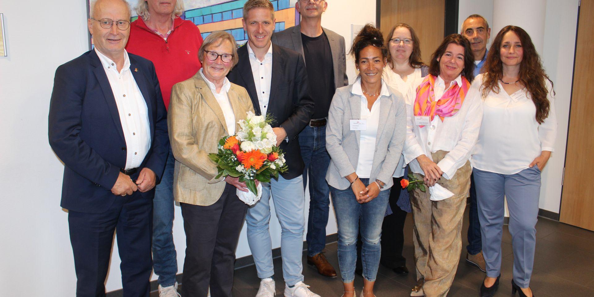 Um die Gründerin Dr. Marianne Bauerschmitz (3.v.l.) versammelte sich die Gratulantenschar, bestehend aus Bürgermeister Dr. Hans-Peter Schick, Dr. Thomas Schwanke, Landrat Markus Ramers, Dr. Alexander Riet Lagrange, Victoria Block, Cornelia Köcher, Anke Schamper, Thomas Weid und Fatima Collins.
