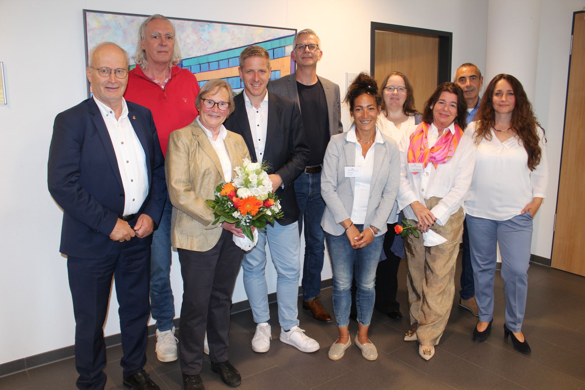 Um die Gründerin Dr. Marianne Bauerschmitz (3.v.l.) versammelte sich die Gratulantenschar, bestehend aus Bürgermeister Dr. Hans-Peter Schick, Dr. Thomas Schwanke, Landrat Markus Ramers, Dr. Alexander Riet Lagrange, Victoria Block, Cornelia Köcher, Anke Schamper, Thomas Weid und Fatima Collins. (c) Foto: Kerstin Rottland/pp/Agentur ProfiPress