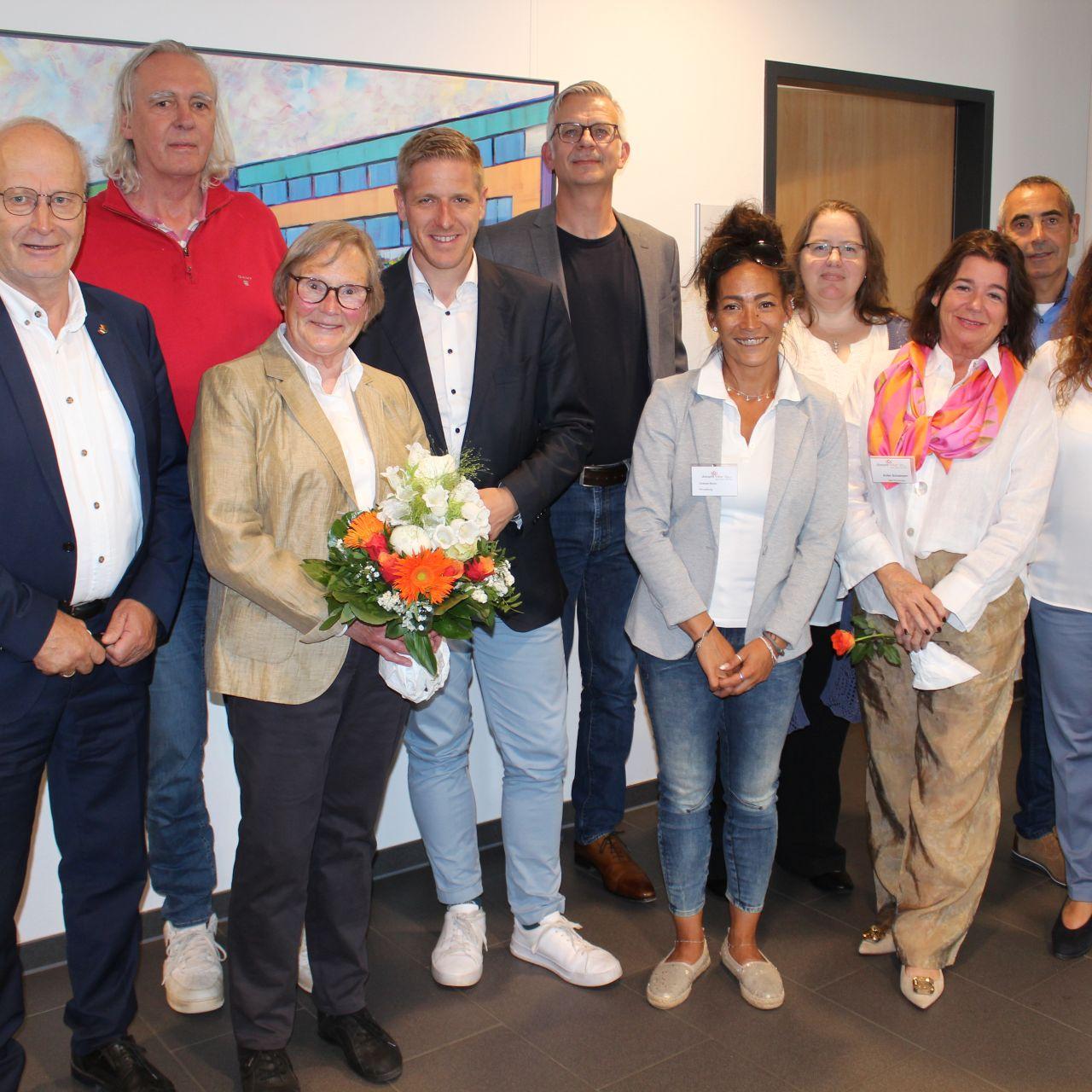 Um die Gründerin Dr. Marianne Bauerschmitz (3.v.l.) versammelte sich die Gratulantenschar, bestehend aus Bürgermeister Dr. Hans-Peter Schick, Dr. Thomas Schwanke, Landrat Markus Ramers, Dr. Alexander Riet Lagrange, Victoria Block, Cornelia Köcher, Anke Schamper, Thomas Weid und Fatima Collins.