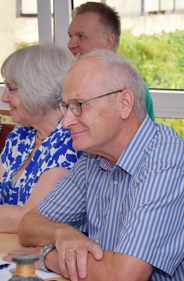 Der Vorsitzende des Fördervereins Hospiz Stella Maris e.V., Dr. Hans-Peter Schick (v.), lädt zur 26. Mitgliederversammlung am 12. November ein. Hier mit Schatzmeister Dr. Thomas Göbel und Ursula Koch, der Vorsitzenden des Kirchenchores St. Cäcilia Mechernich.