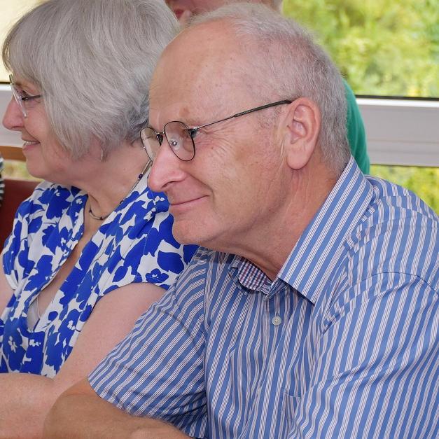 Der Vorsitzende des Fördervereins Hospiz Stella Maris e.V., Dr. Hans-Peter Schick (v.), lädt zur 26. Mitgliederversammlung am 12. November ein. Hier mit Schatzmeister Dr. Thomas Göbel und Ursula Koch, der Vorsitzenden des Kirchenchores St. Cäcilia Mechernich.