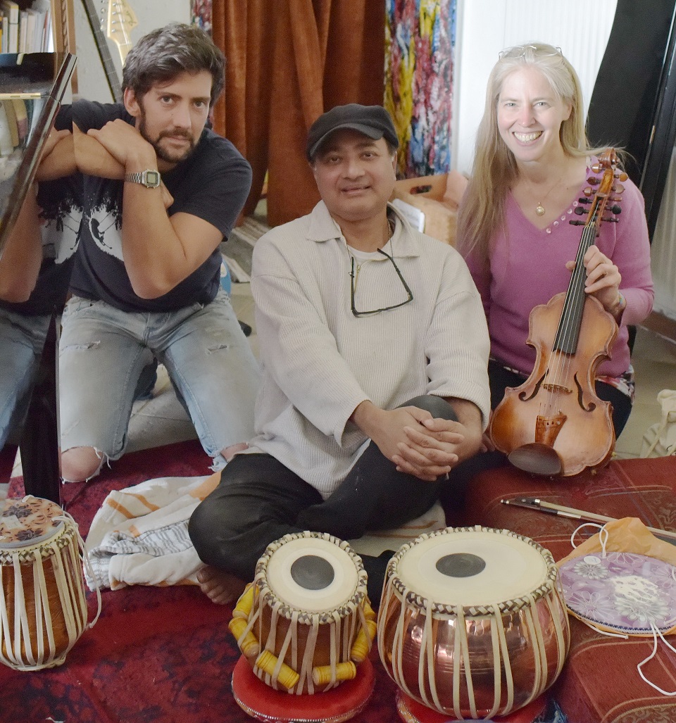 Die Geigerin und Pädagogin Dr. Nicole Besse (v.r.), Tabla-Spieler und Dozent Debasish Bhattacharjee und der Pianist Martin Küpper geben am zweiten Adventssonntag um 18 Uhr ein vorweihnachtliches Überraschungskonzert im Atelier „DaSein“ in der Turmhofstraße. (c) Foto: Privat/pp/Agentur ProfiPress