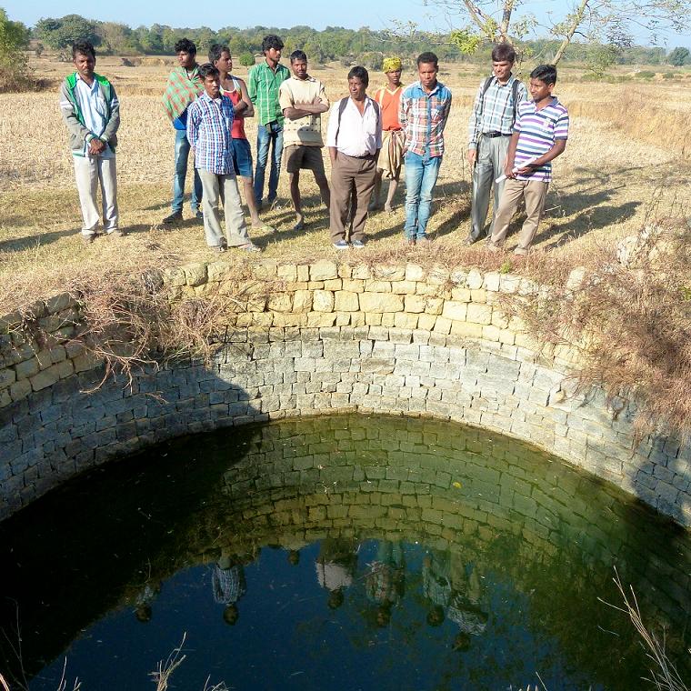 „Adivasi“ (Ureinwohner) im Bezirk Giridhi im Norden des indischen Bundesstaats Jharkand an einem mit Mechernicher Hilfe angelegten Trinkwasserbrunnen.