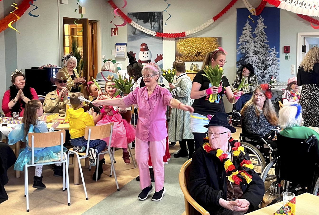 In der Seniorenpflegeeinrichtung „Haus Effata“ regierte an Weiberfastnacht die hauseigene Prinzessin Siglinde I. (c) Foto: Communio in Christo/pp/Agentur ProfiPress