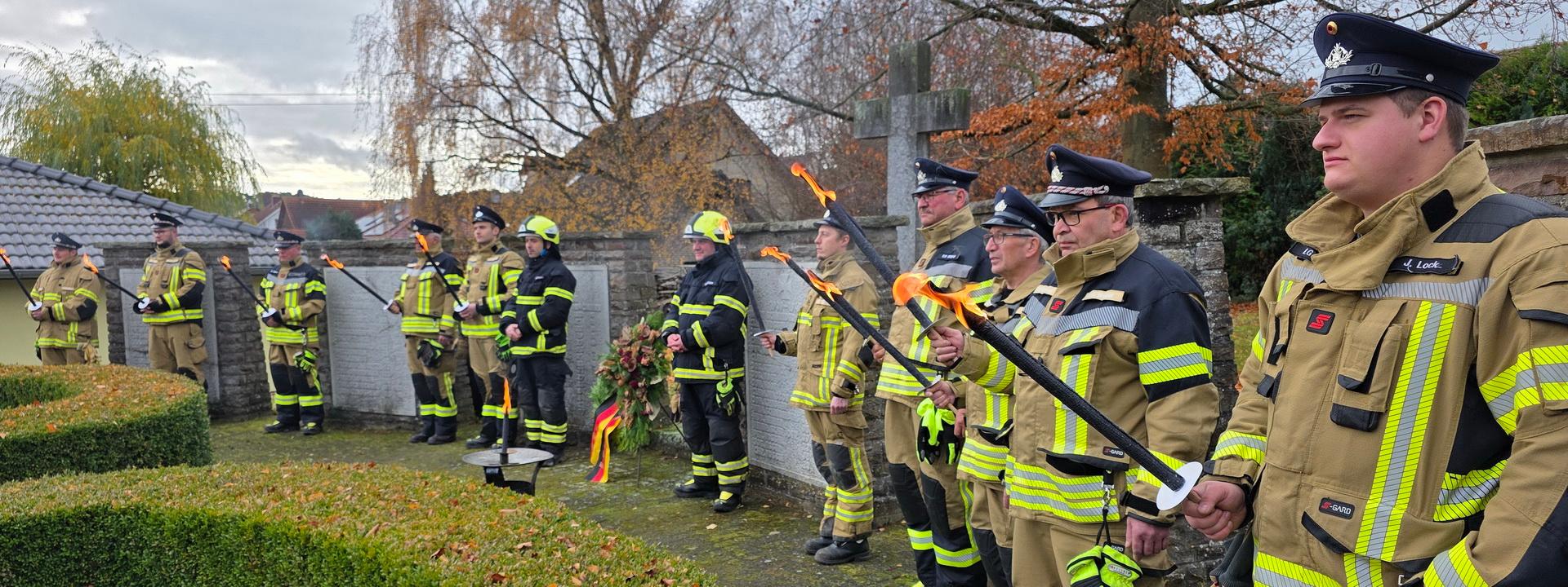 Auch in diesem Jahr stellt die örtliche Freiwillige Feuerwehr am Volkstrauertag wieder die Ehrenwache an der Gedenkstätte, Kirchenweg.