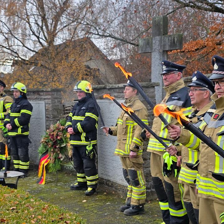 Auch in diesem Jahr stellt die örtliche Freiwillige Feuerwehr am Volkstrauertag wieder die Ehrenwache an der Gedenkstätte, Kirchenweg.