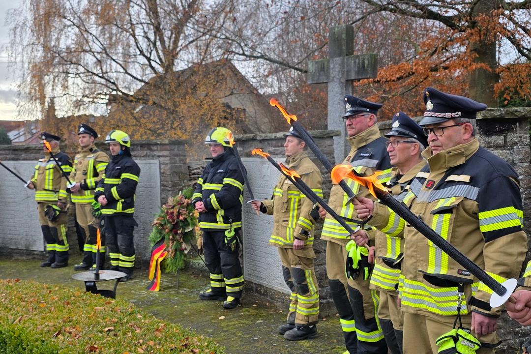 Auch in diesem Jahr stellt die örtliche Freiwillige Feuerwehr am Volkstrauertag wieder die Ehrenwache an der Gedenkstätte, Kirchenweg.