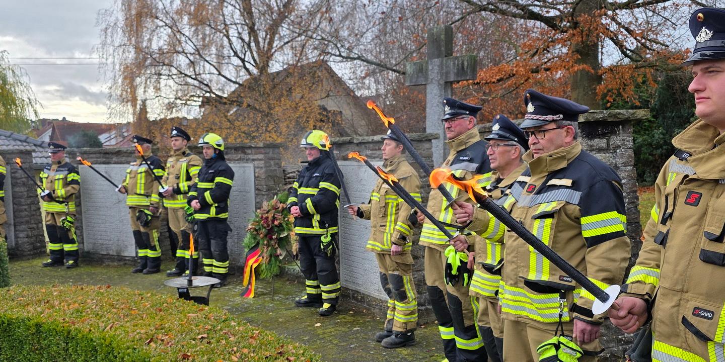 Auch in diesem Jahr stellt die örtliche Freiwillige Feuerwehr am Volkstrauertag wieder die Ehrenwache an der Gedenkstätte, Kirchenweg.