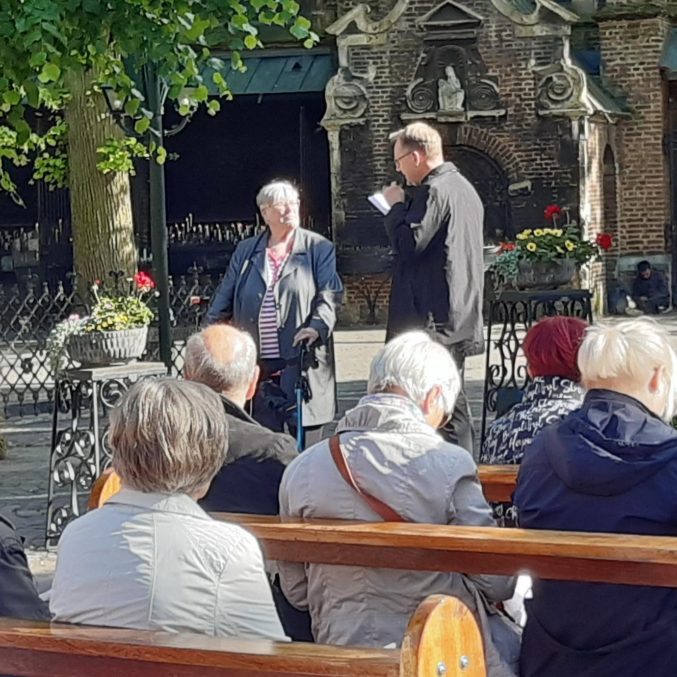 Vor der Gnadenkapelle wurde Uschi Beul von Pfarrvikar Dr. Michael Schmitz verabschiedet, die die Mechernicher Kevelaer-Wallfahrt seit 30 Jahren organisiert hatte. Ihr Mann Peter wurde für 65 Jahre Brudermeisterschaft der Kevelaer-Gemeinschaft ausgezeichnet.