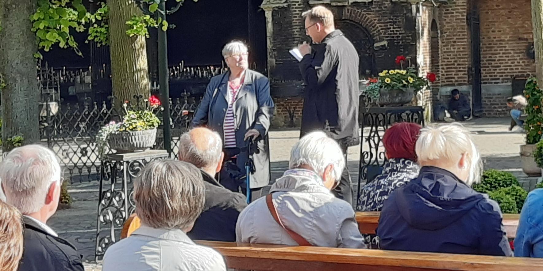 Vor der Gnadenkapelle wurde Uschi Beul von Pfarrvikar Dr. Michael Schmitz verabschiedet, die die Mechernicher Kevelaer-Wallfahrt seit 30 Jahren organisiert hatte. Ihr Mann Peter wurde für 65 Jahre Brudermeisterschaft der Kevelaer-Gemeinschaft ausgezeichnet.