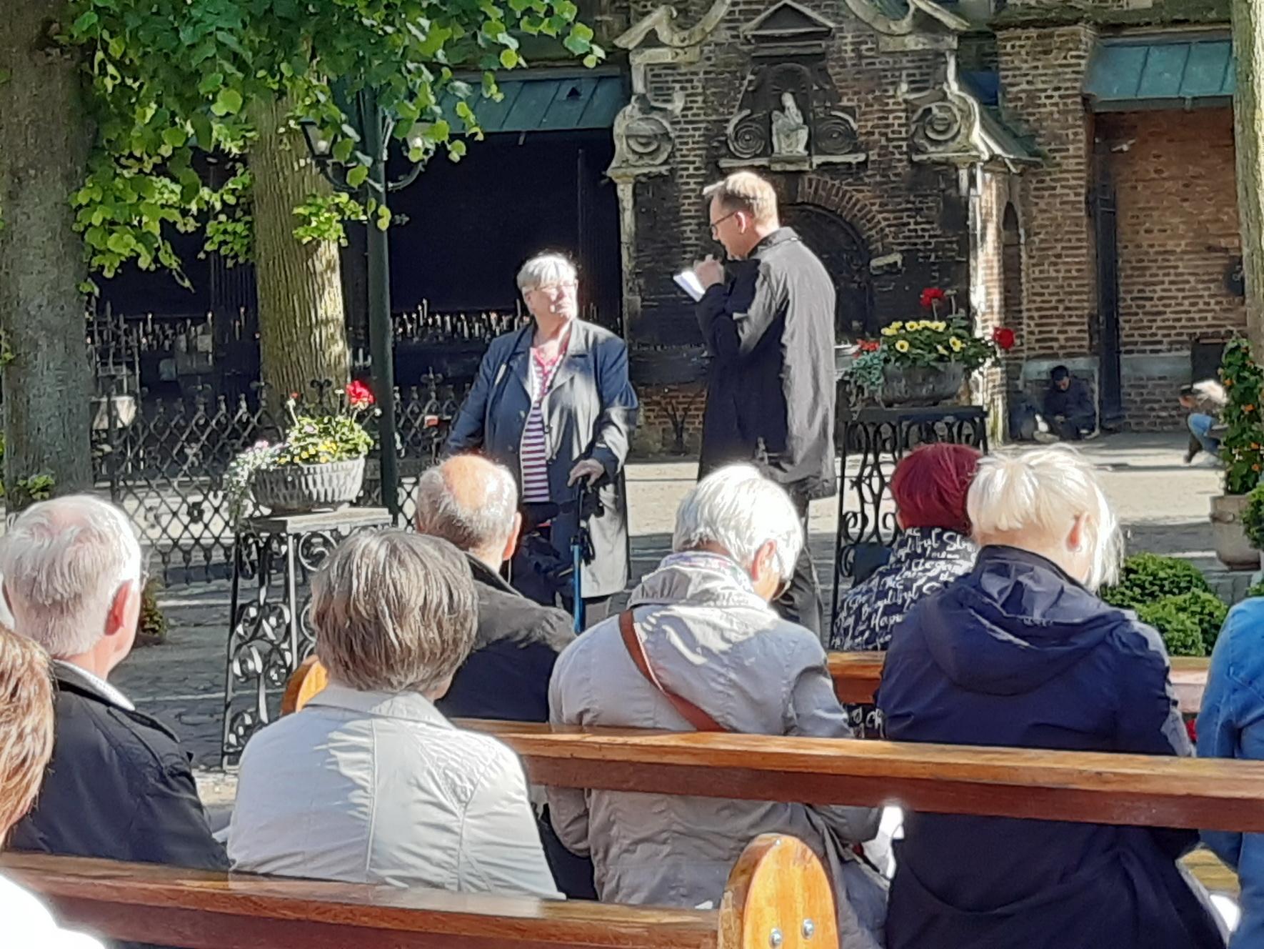 Vor der Gnadenkapelle wurde Uschi Beul von Pfarrvikar Dr. Michael Schmitz verabschiedet, die die Mechernicher Kevelaer-Wallfahrt seit 30 Jahren organisiert hatte. Ihr Mann Peter wurde für 65 Jahre Brudermeisterschaft der Kevelaer-Gemeinschaft ausgezeichnet.