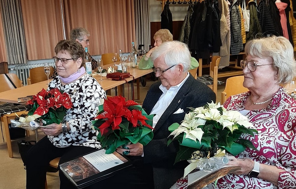Annegret Elgner (v.l.) wurde für ein halbes Jahrhundert aktiver Mitgliedschaft geehrt, Heinz Schwindt und Margot Schommer für 60 Jahre. (c) Foto: Privat/pp/Agentur ProfiPress