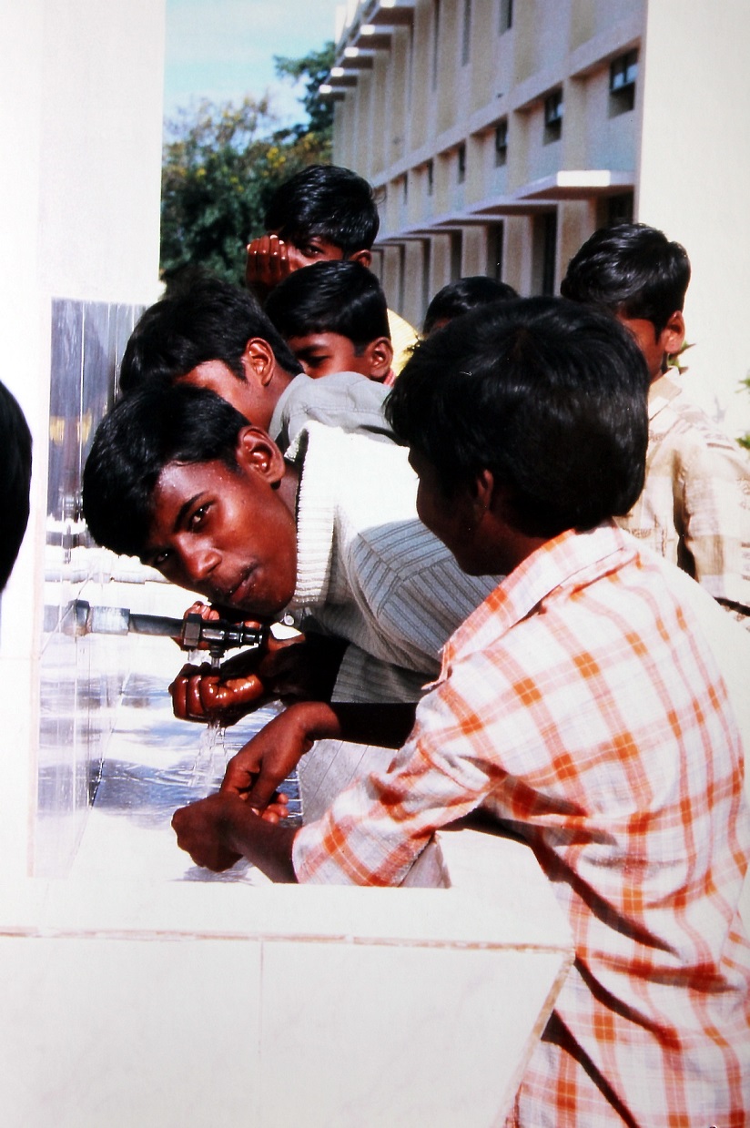 Die von Mechernich geförderten Brunnen werden vorzugsweise in der Nähe von Schulen und damit in den Dorfzentren errichtet, da besonders Kinder durch unsauberes Wasser gesundheitlich gefährdet sind. (c) Privat/pp/Agentur ProfiPress