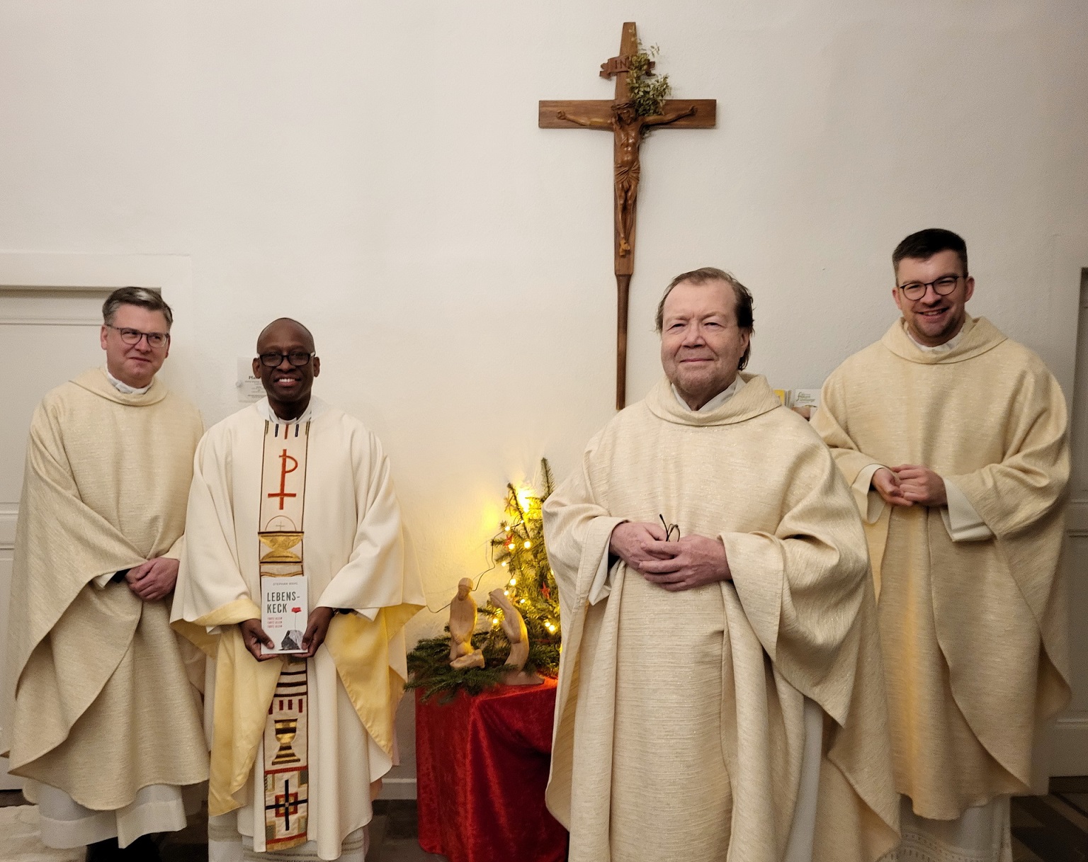 Nach der Amtseinführung in Blankenheim (v.l.), der Leitende Pfarrer Andreas Züll, Pater Jean Elex Normil, Pfarrvikar Pfarrer Dr. Michael Brandau und Kaplan André Vogelsberg aus Wegberg, der aus Dahlem stammt. (c) Foto: Manfred Lang/pp/Agentur ProfiPress