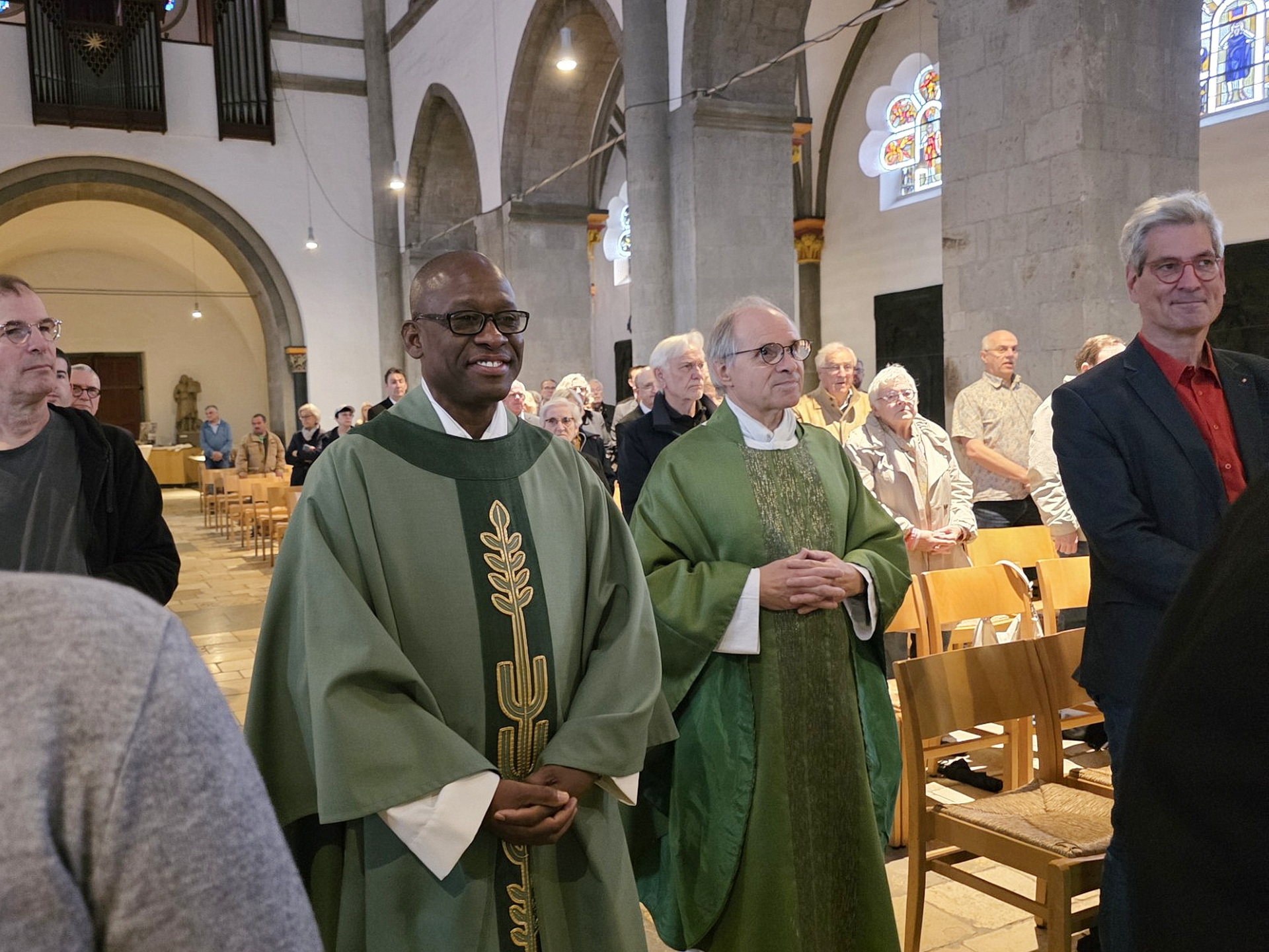 IPater Jean Elex Normil CS (l.) und Propst Dr. Peter Blättler beim feierlichen Einzug in die Münster-Basilika St. Vitus in Mönchengladbach. Dort wurde der aus Haiti stammende Ordenspriester den Gläubigen als Seelsorger im Pastoralen Raum Mönchengladbach Mitte-Nordost vorgestellt. (c) Foto: Manfred Lang/pp/Agentur ProfiPress