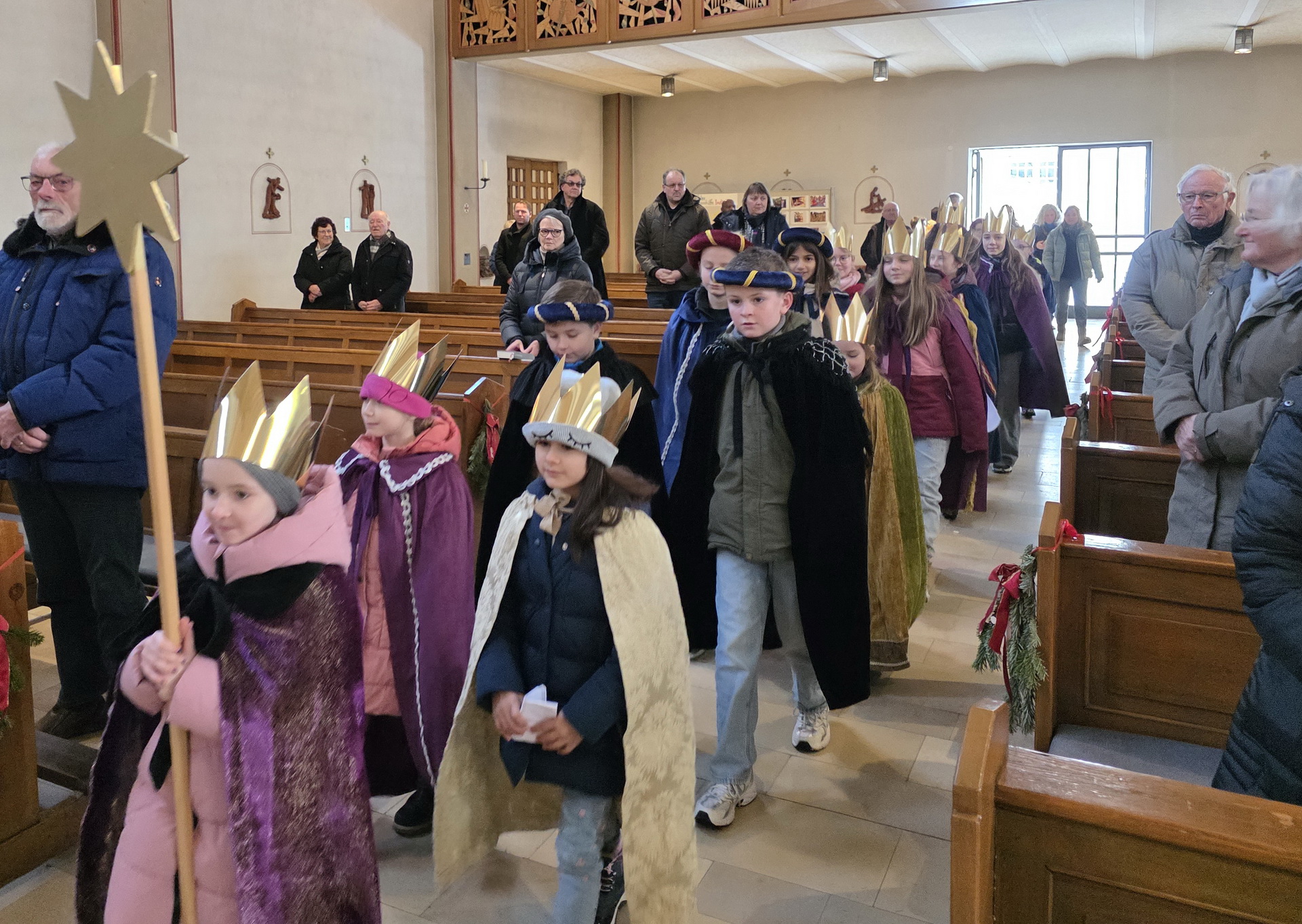 Einzug der Mechernicher Sternsinger zum Abschlussgottesdienst mit Father Stephen im Januar 2026. (c) Foto: Manfred Lang/pp/Agentur ProfiPress