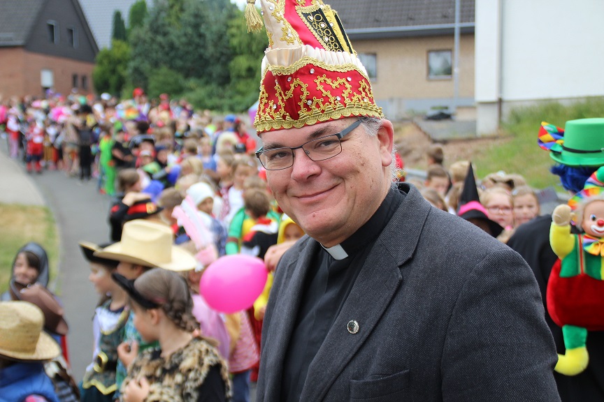Pfarrer Erik Pühringer, Leiter der GdG St. Barbara Mechernich, ist ein ausgesprochener Karnevalsjeck und freut sich entsprechend auf das ab Sonntag, 14. Februar, 11.11 Uhr, abrufbare Video. (c) Kirsten Röder/pp/Agentur ProfiPress