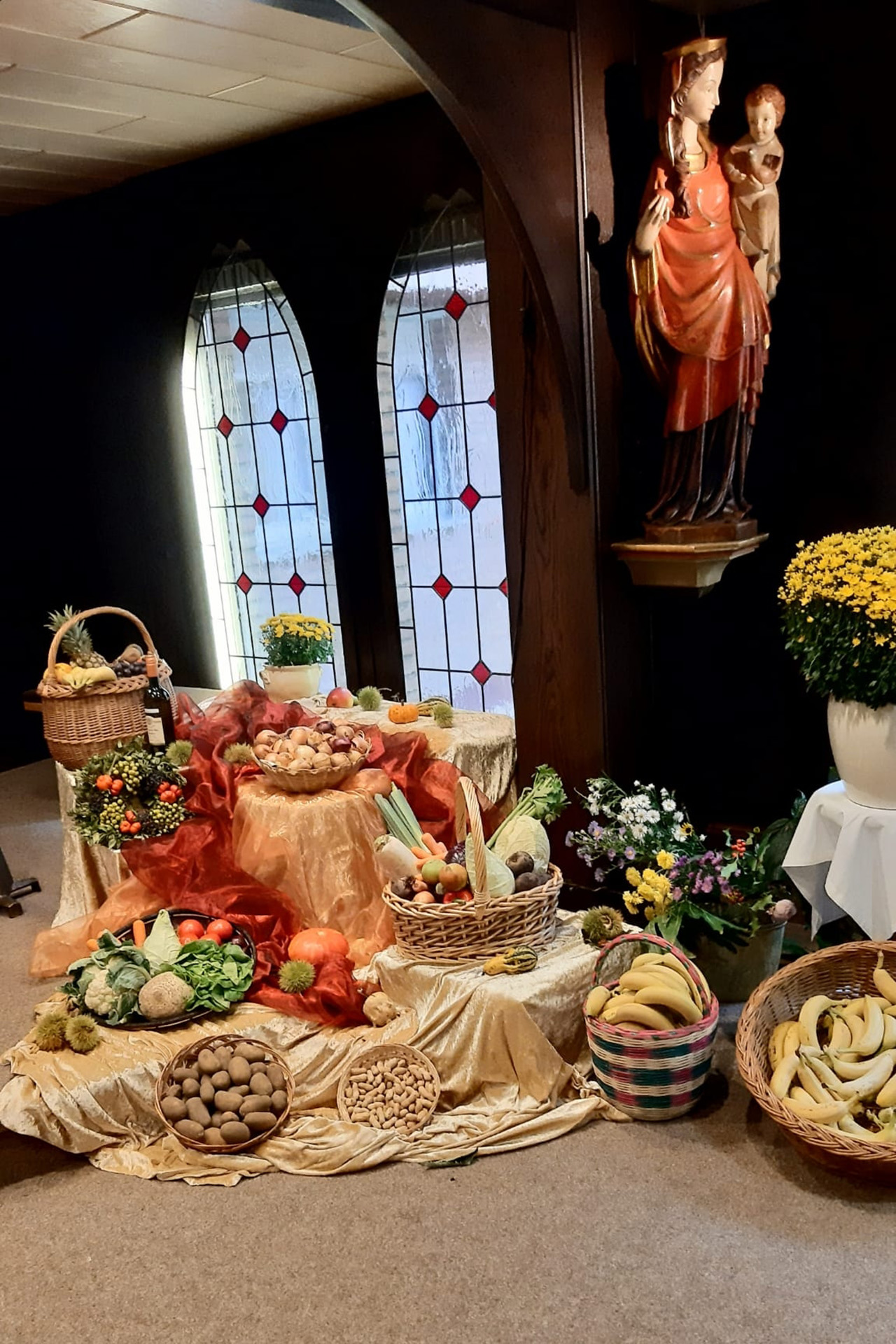 Der festlich geschmückte Gabentisch in der Hauskapelle der Communio in Christo ist fester Bestandteil des Erntedankfestes. (c) Foto: Sr. Lidwina/pp/Agentur ProfiPress