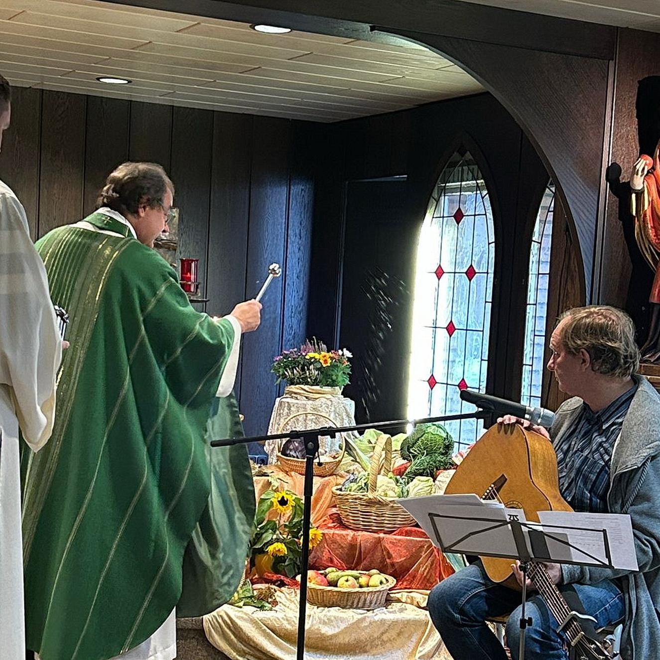 Zelebrant der Heiligen Messe war Pater Paul Cyrys SDS, hier assistiert von Martijn Dijkstra bei der Segnung der Erntegaben, für die Musik sorgte Guido Jackson-Wilms /r.)