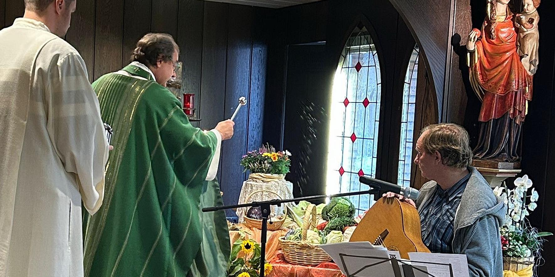 Zelebrant der Heiligen Messe war Pater Paul Cyrys SDS, hier assistiert von Martijn Dijkstra bei der Segnung der Erntegaben, für die Musik sorgte Guido Jackson-Wilms /r.)