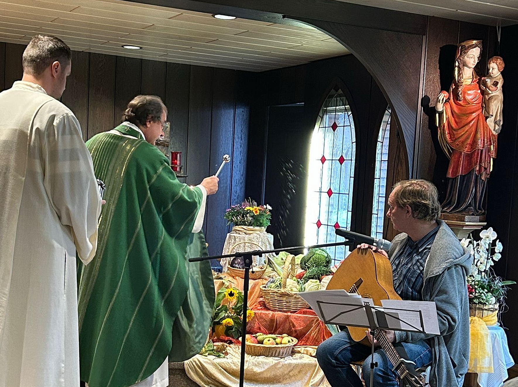 Zelebrant der Heiligen Messe war Pater Paul Cyrys SDS, hier assistiert von Martijn Dijkstra bei der Segnung der Erntegaben, für die Musik sorgte Guido Jackson-Wilms /r.) (c) Foto: Schwester Lidwina/pp/Agentur ProfiPress