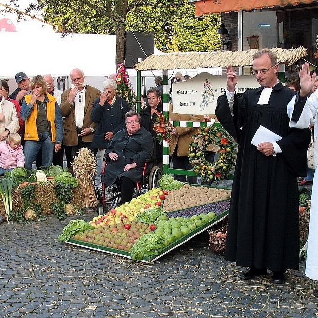 Erntedankfest auf dem Arenbergplatz in Kommern: Diakon Horst Lennartz (v.r.) und der evangelische Pfarrer Dr. Michel Stöhr segnen die Erntegaben von den Feldern und aus den Gärten.