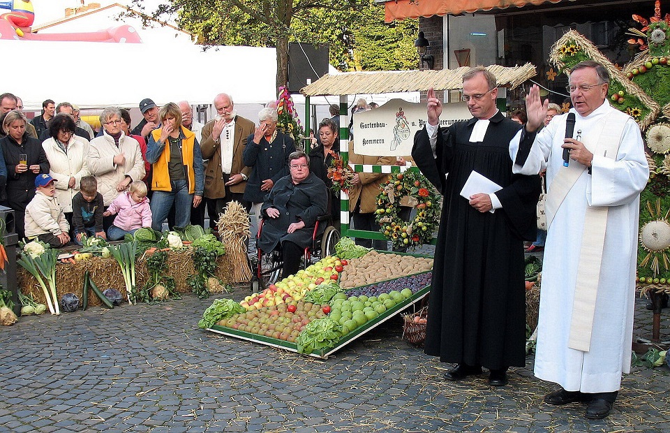 Erntedankfest auf dem Arenbergplatz in Kommern: Diakon Horst Lennartz (v.r.) und der evangelische Pfarrer Dr. Michel Stöhr segnen die Erntegaben von den Feldern und aus den Gärten. (c) Foto: Johannes Ley/pp/Agentur ProfiPress