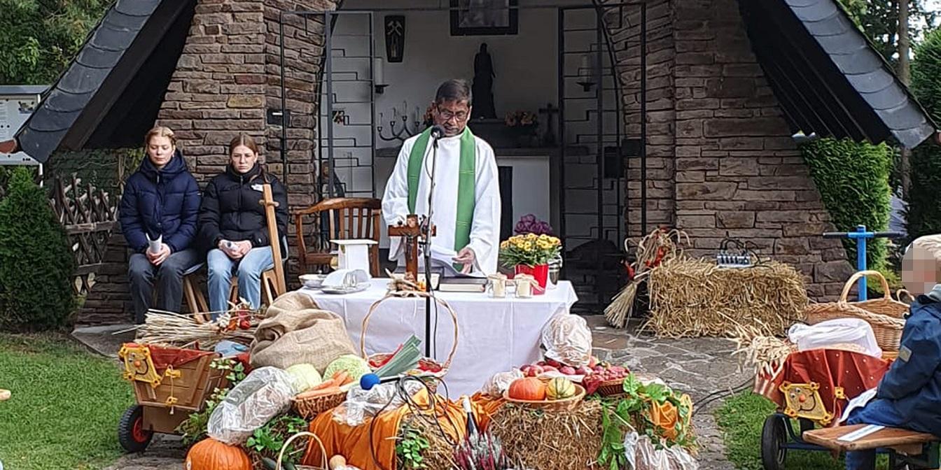 Am reich mit Gaben geschmückten Altar an der Barbarakapelle feierte Pfarrer Stephen mit zahlreichen Gläubigen das Erntedank-Fest.