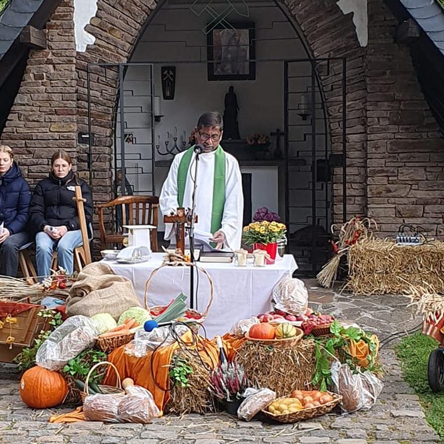 Am reich mit Gaben geschmückten Altar an der Barbarakapelle feierte Pfarrer Stephen mit zahlreichen Gläubigen das Erntedank-Fest.