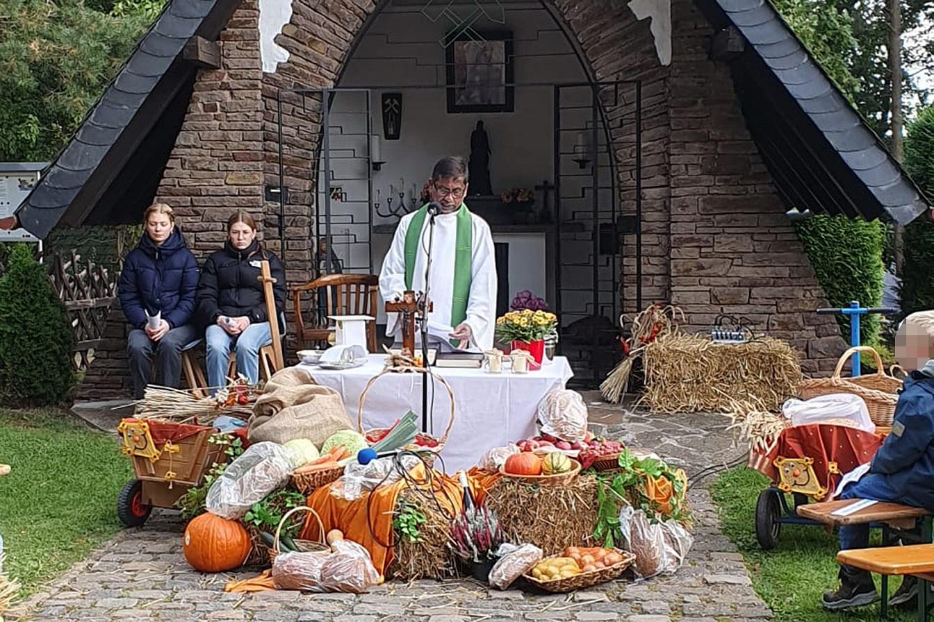 Am reich mit Gaben geschmückten Altar an der Barbarakapelle feierte Pfarrer Stephen mit zahlreichen Gläubigen das Erntedank-Fest.