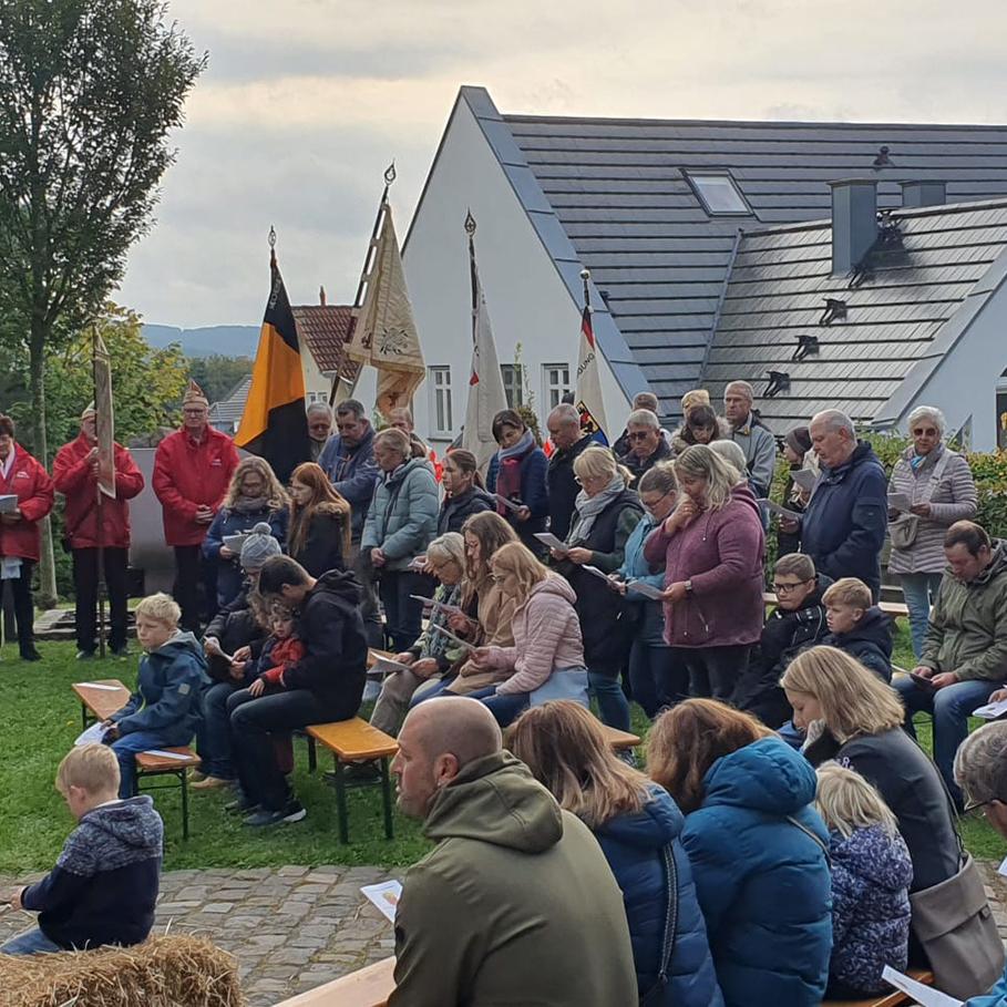 Großer Andrang herrschte bereits zur Erntedankpremiere an der Barbarakapelle 2024. Auch dass jeder was zum gemeinsamen Buffett mitbrachte, funktionierte auf Anhieb.
