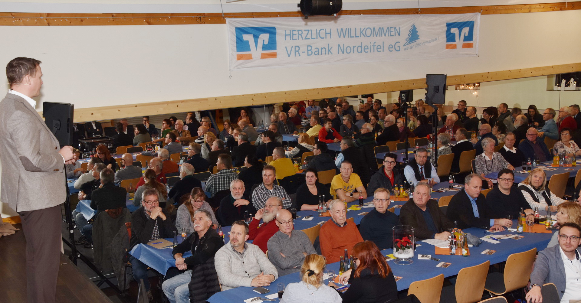 Mark Heiter, Vorstandsvorsitzender der VR-Bank Nordeifel, eröffnet die  Bezirksversammlung der VR-Bank Nordeifel für die Stadt Mechernich und die Gemeinde Kall im Vereins- und Bürgerhaus Golbach. (c) Foto: Manfred Lang/pp/Agentur ProfiPress