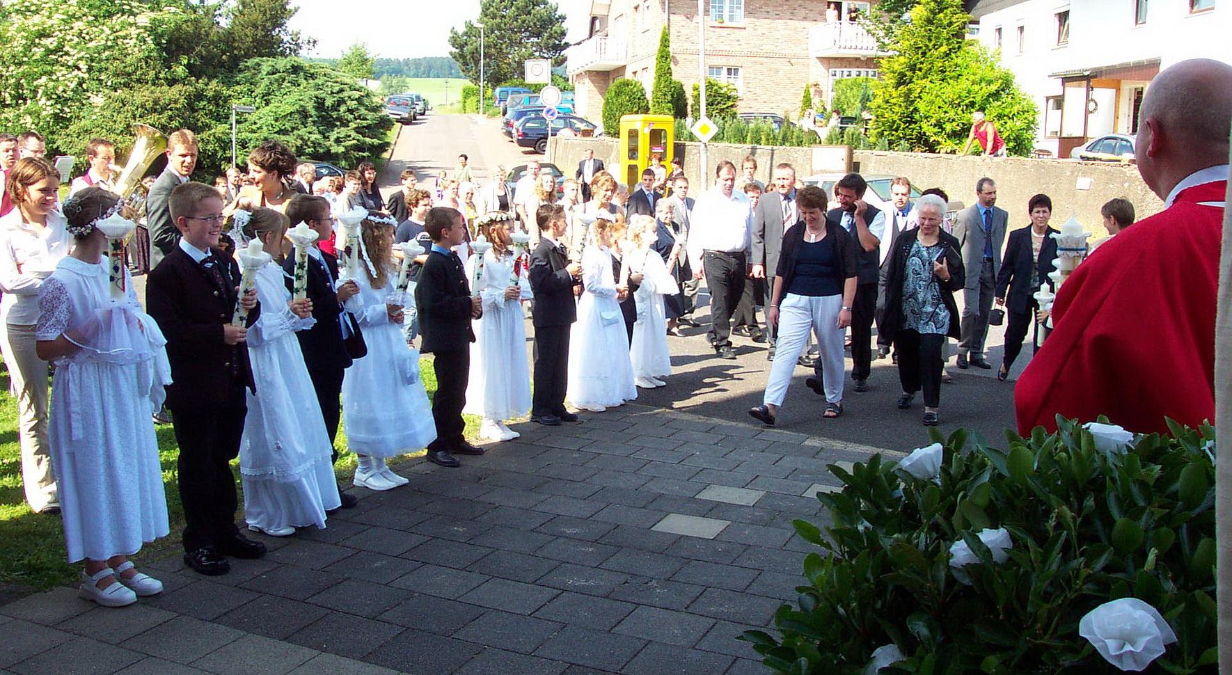 Ein Symbolbild von der Erstkommunionfeier bei Pfarrer Heinz-Josef Arenz vor der St.-Agnes-Kirche in Bleibuir: In Mechernich kann man sich am 26. und 28. August bei Informationsabenden im Johanneshaus und in der Pfarrkirche St. Johannes Baptist über die Vorbereitung zur Erstkommunion und zur Tauferneuerung in der GdG St. Barbara informieren.