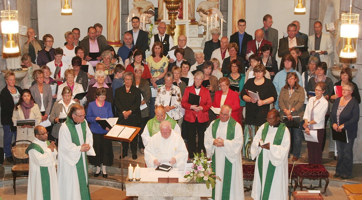 Bei der Abschiedsmesse für Pfarrer Kurt Hoberg 2012 sangen der Rhythmuschor Eiserfey, der Junge Chor Weyer und die Kirchenchöre aus Kallmuth und Weyer unter Stefan Weingartz, Ulli Schneider und Thomas Müller. Es konzelebrierten neben Pfarrer Kurt Hoberg und dem damaligen Eifeldekan Erik Pühringer die beiden der Communio in Christo in Mechernich nahestehenden Priester Crispin Mwageni aus Tansania und Bovas Mathew aus Kerala (Indien) sowie der aus Mechernich-Kallmuth stammende Monschauer Pfarrer Karl-Heinz Stoffels, Diakon Manfred Lang assistierte. (c) Archivfoto: Stephan Everling/pp/Agentur ProfiPress