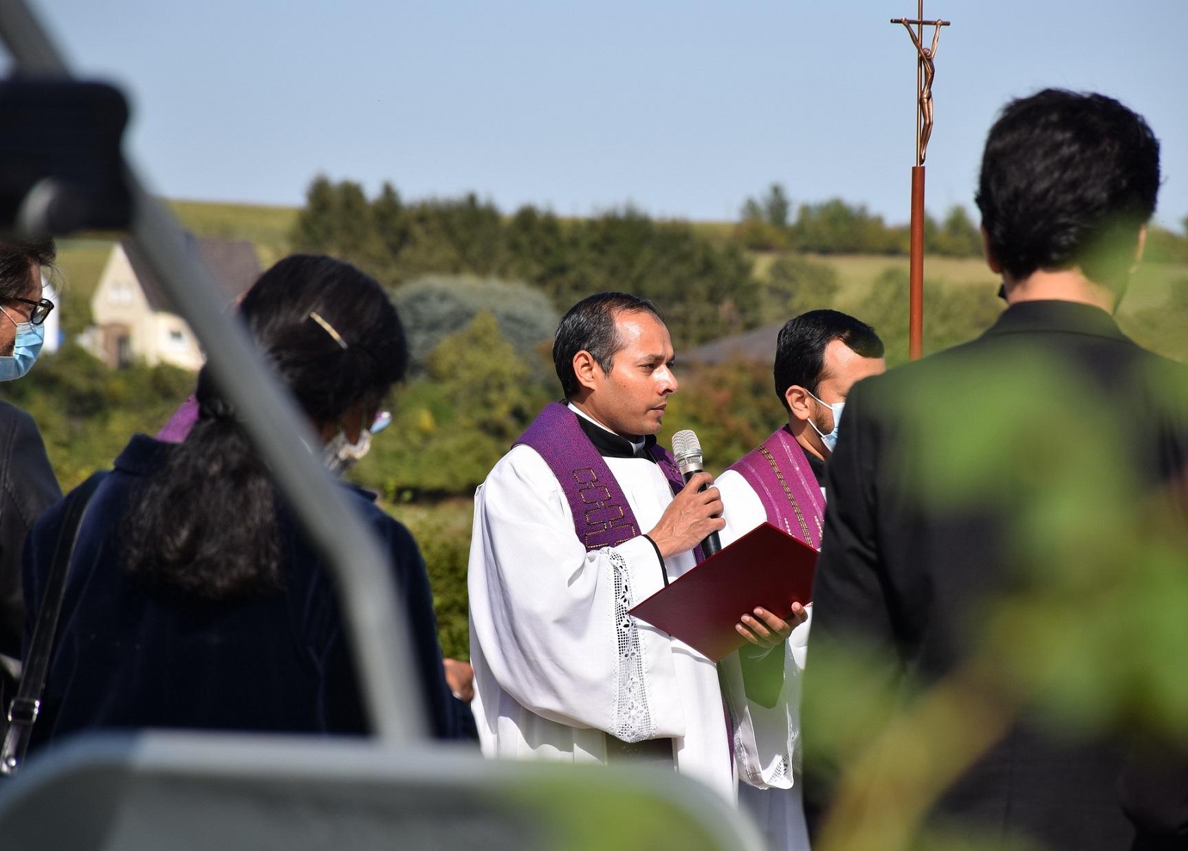 Father Jaison betet