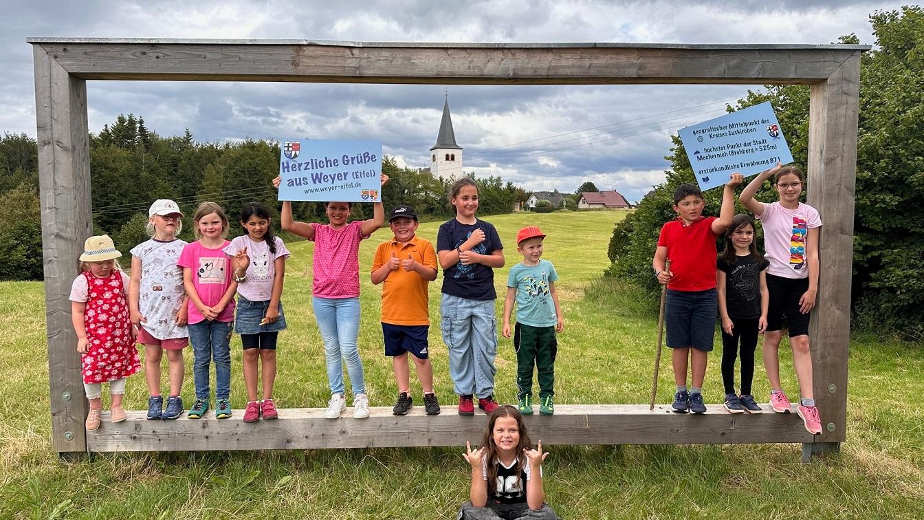 Bei einer Erlebniswanderung in Weyer begleiteten die Teilnehmer den kleinen Ritter Pavin auf seiner Reise durch den Ort und lernten so einiges über die lokale Geschichte.